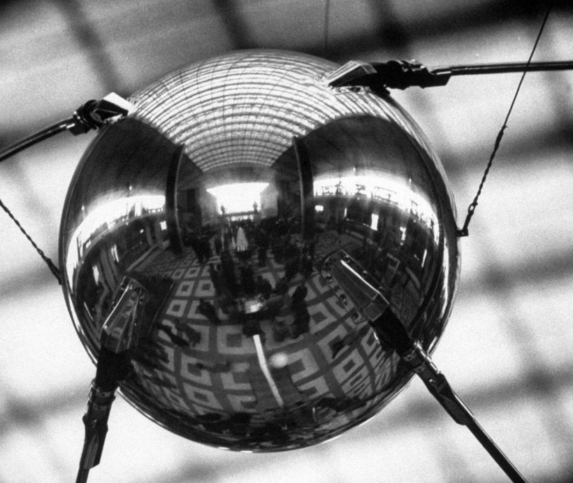 1957 первый в истории искусственный спутник. Первый искусственный Спутник земли 1957. Спутник-1 искусственный Спутник. Первый Спутник земли Спутник 1. Первый Спутник СССР.