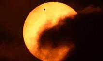 Der Durchgang der Venus über die Sonnenscheibe und die Bestimmung des Abstands zwischen ihnen. Als Venus die Sonnenscheibe passierte