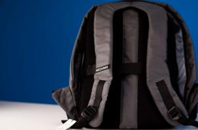 Neosafepack — рюкзак с портативным аккумулятором и защитой от воров