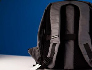Neosafepack - рюкзак з портативним акумулятором і захистом від злодіїв.